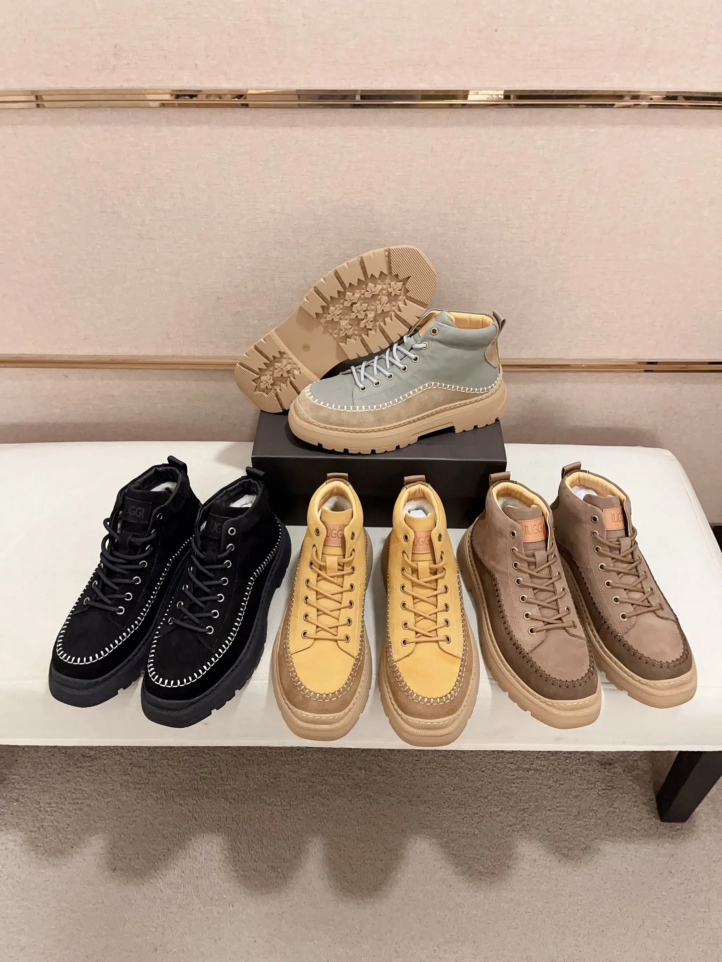 Factory price: 760💰North American men's shoes Ugg ☃️In the special sale of new high-quality men's shoes snow boots in autumn and winter, the nemesis of extreme cold weather! Made of cowhide leather, merino wool lining, and original outsole, whether driving, outdoor or daily wear, there is always one that suits you! Code number 39-44